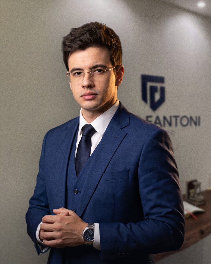 Vitor Fantoni, advogado, de terno azul-marinho, na recepção do escritório